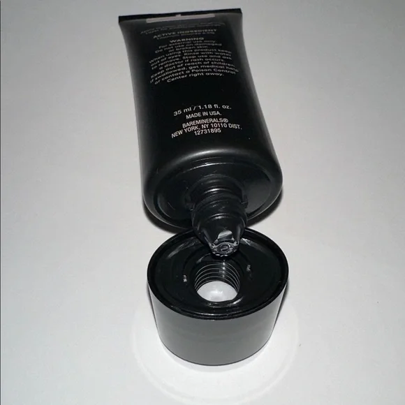 bareMinerals Natural 05 Pecan Complexion Rescue Matte Moisturizer - Picture 5 of 8